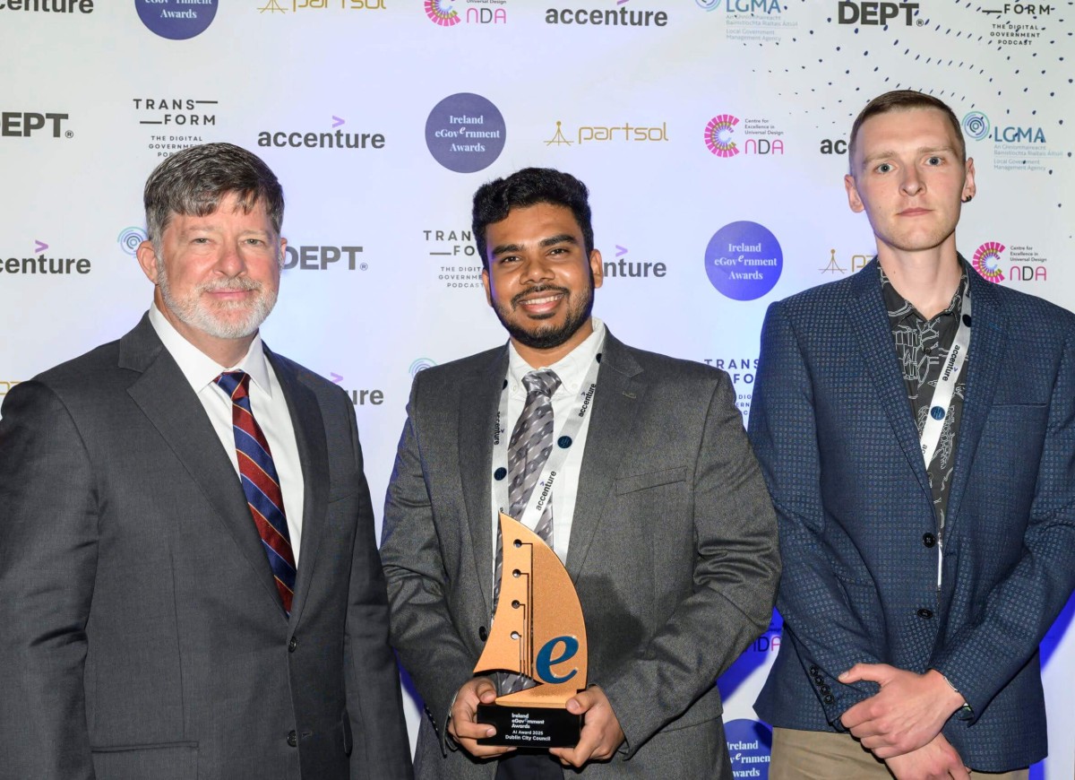 Khizer Ahmed Biyabani holding the AI award 2025 alongside Richie Shakespeare